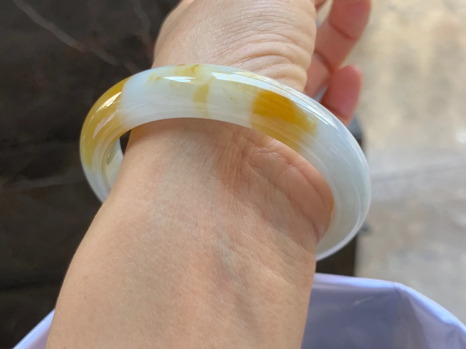 55-11-8mm
黄翡手镯 底子细腻 颜色艳丽