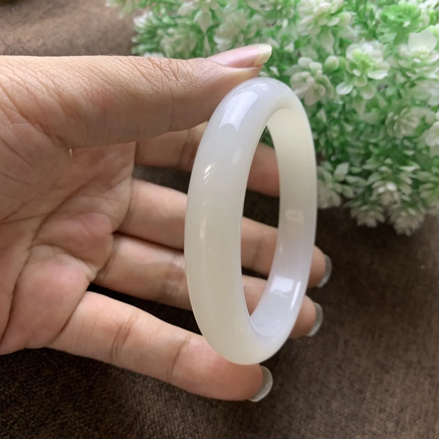 暖白色，和田玉60圈口羊脂白玉手镯，圈口60宽12品质好，细腻油润，料子好