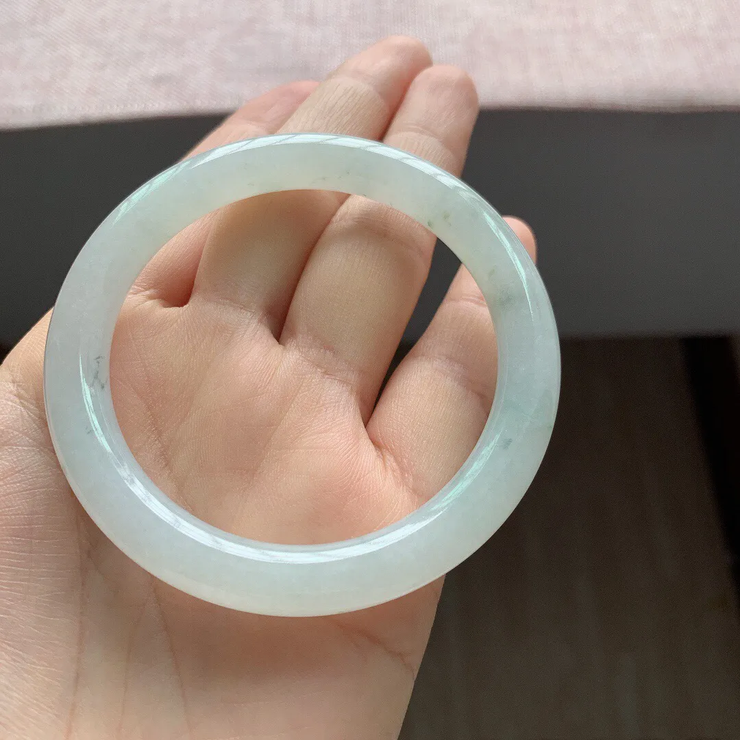 55-56圈口，自然光实拍，老坑冰糯种飘花圆条翡翠手镯，尺寸:55.4-8mm，重量38.29g