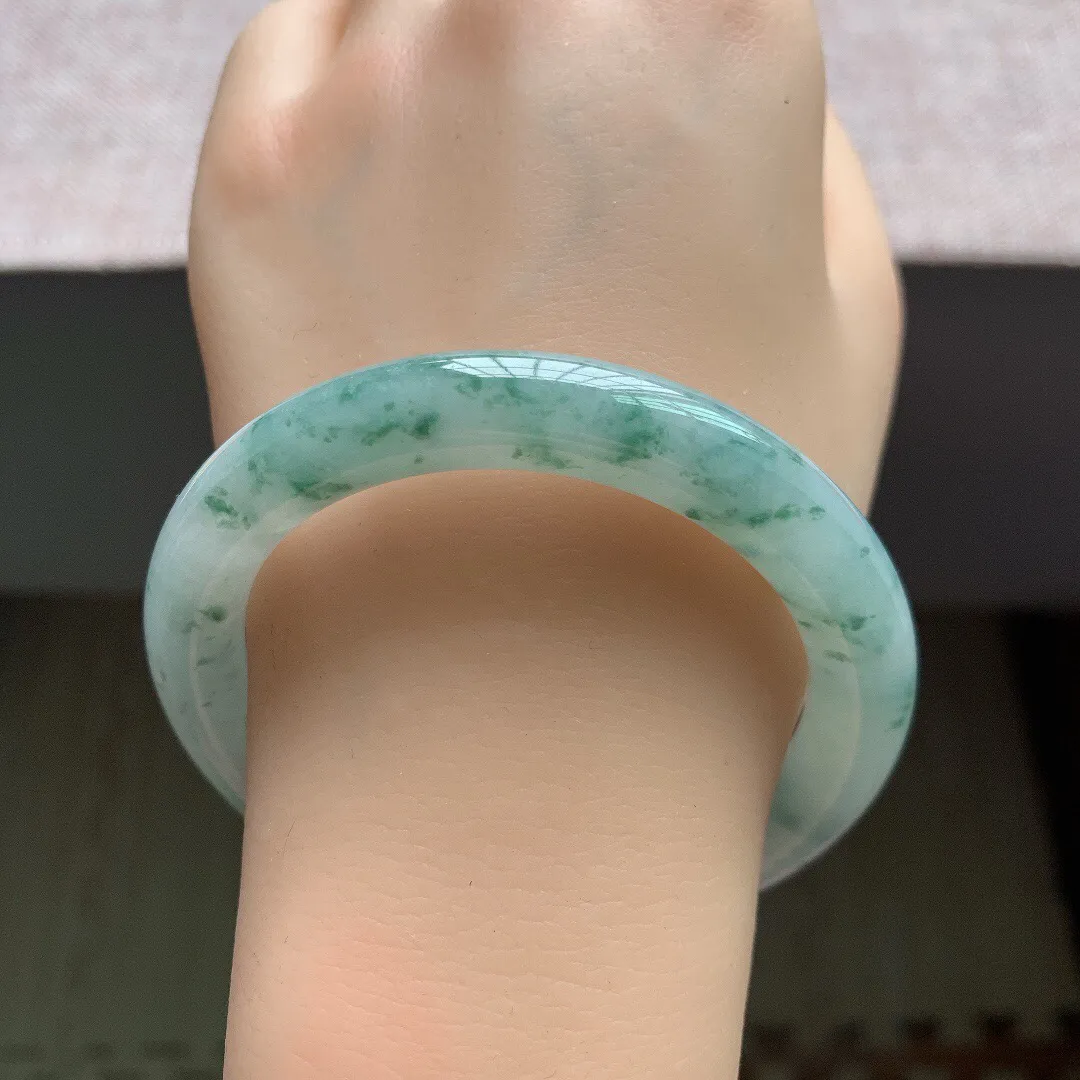55-56圈口。自然光实拍，老坑冰糯飘花圆条翡翠手镯，尺寸:55.6-9.4mm，重量50.60g