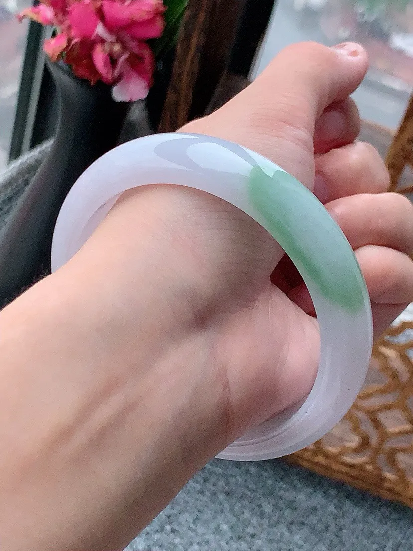 a货翡翠老坑飘绿正装正圈手镯-62大圈口  尺寸61.5×13.7×8.5mm 重量69.78g 0614