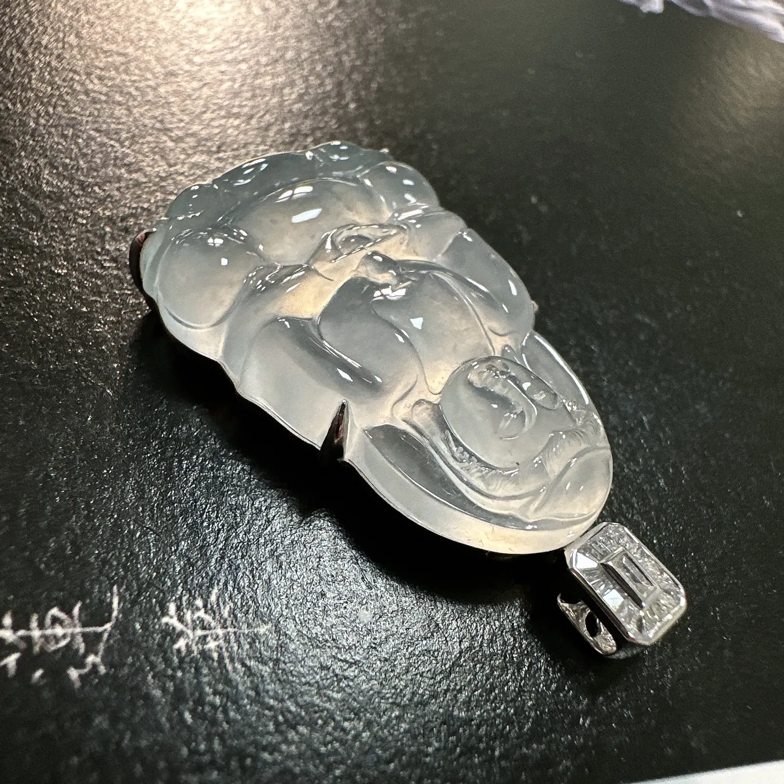 【玻璃种小观音】质地细腻，通透度上佳，冰感十足，适合佩戴。18k金钻镶嵌，裸石尺寸27.8*19.1*5.3毫米