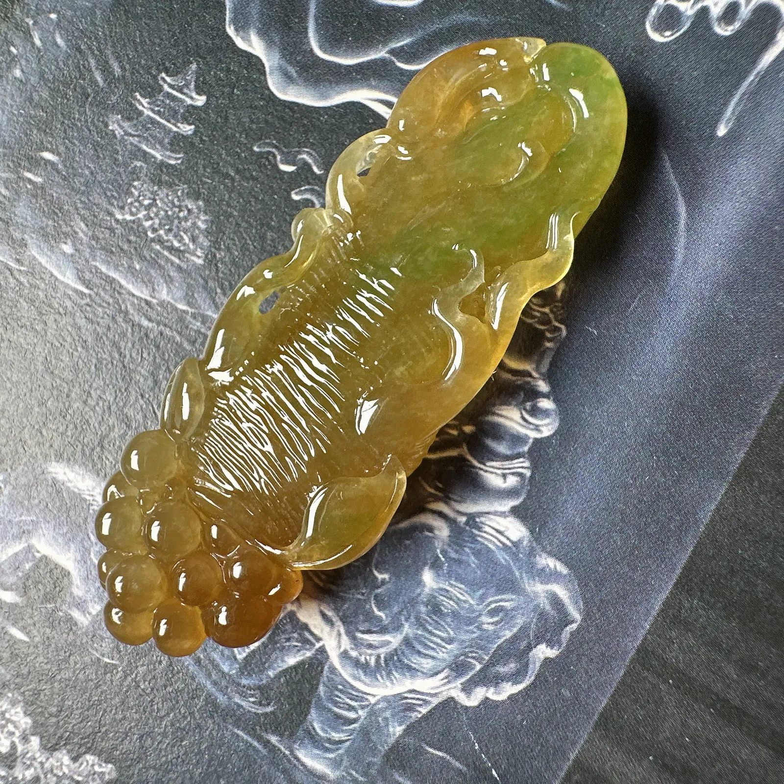 【人生如意】冰黄翡人参，种水上乘，看得见的冰透，飘绿色，有点黄加绿的味道，尺寸也够大，佩戴佳品，寓意吉祥。