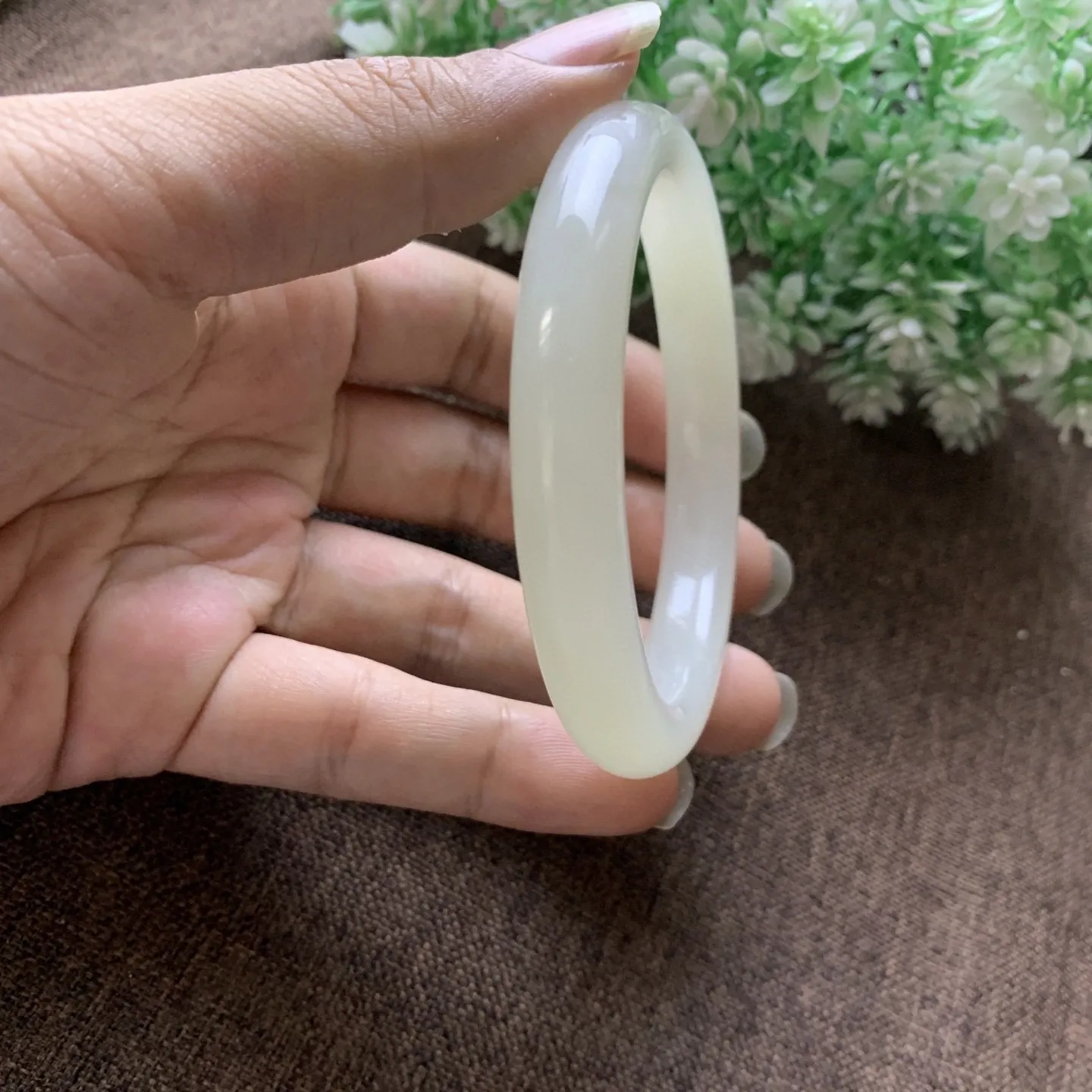 和田玉59.5圈口暖白色手镯，圈口59.5宽11品质好，细腻油润，料子好