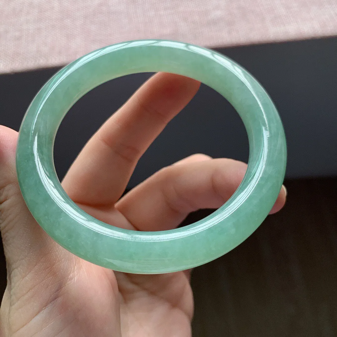 59-60圈口。自然光实拍，老坑冰润浅绿圆条翡翠手镯，尺寸:59-10.6mm，重量65.97g
