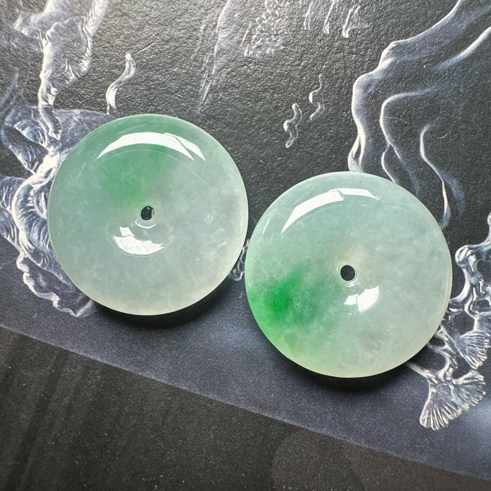 【平安扣】飘辣绿色点的平安扣一对，种水不错，颜色很正，光度很不错，性价比高，推荐入手。