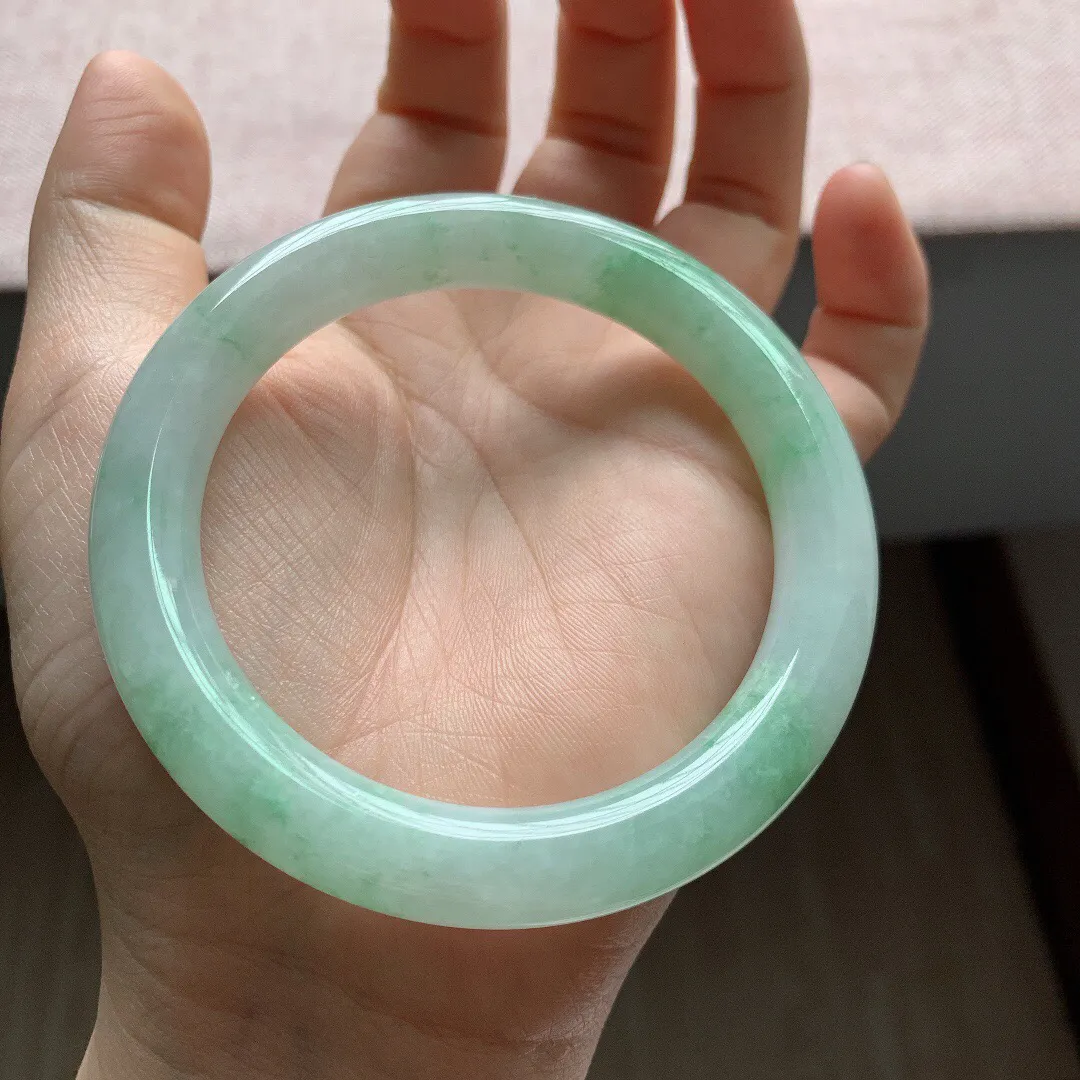 58圈口，自然光实拍，老坑冰糯种飘花圆条翡翠手镯，尺寸:58-9.8mm，重量59.24g
