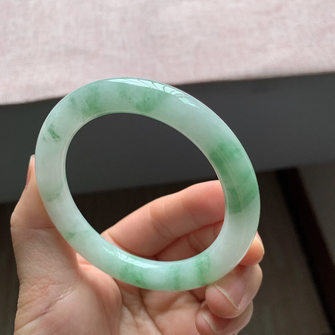 58圈口，自然光实拍，老坑冰糯种飘花圆条翡翠手镯，尺寸:58-9.8mm，重量59.24g