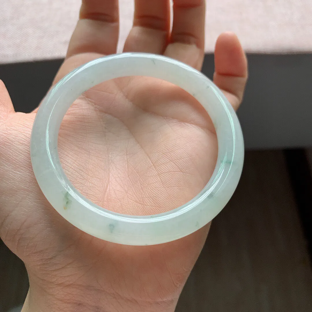 55-56圈口，自然光实拍，老坑冰糯种飘花圆条翡翠手镯，尺寸:55.4-8mm，重量38.29g