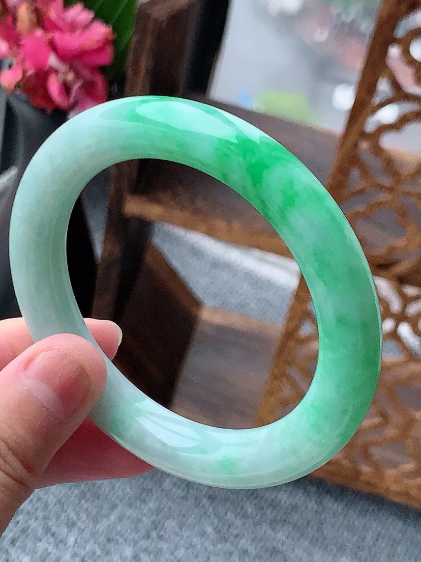 a货翡翠老坑飘绿圆条手镯53-54圈口 尺寸53.5×9.8mm 重量56.80g 0614