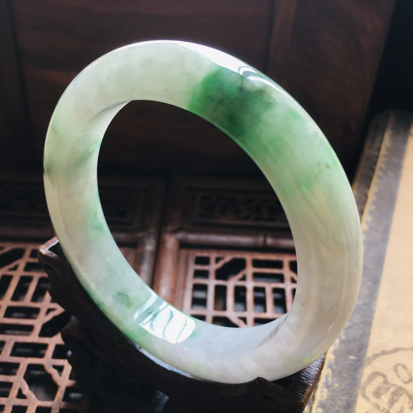 59圈口飘绿正圈手镯，版型正庄，水润带紫飘绿花，古朴韵味，自然光实拍，尺寸：59.6*13.2*10（毫米）手工测量略有误差
