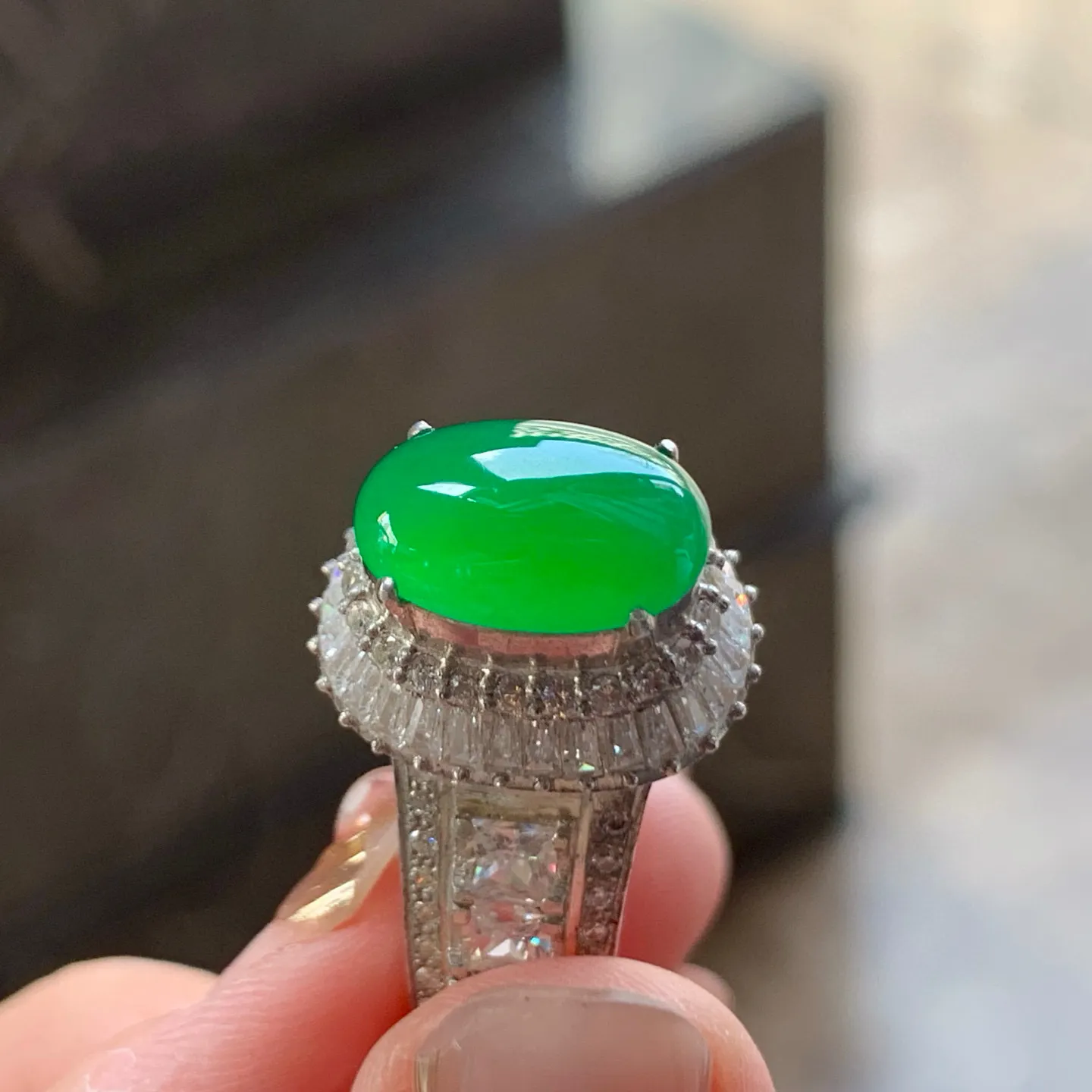 冰种辣绿蛋面
种好 铜托