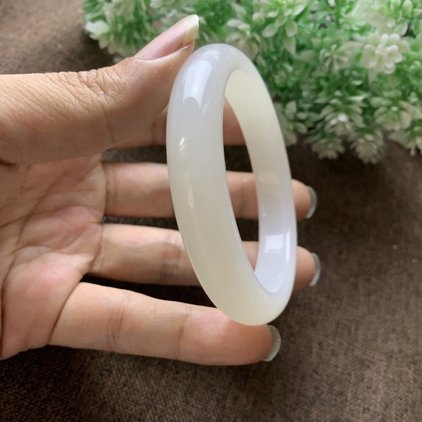 暖白色，和田玉60圈口羊脂白玉手镯，圈口60宽12品质好，细腻油润，料子好