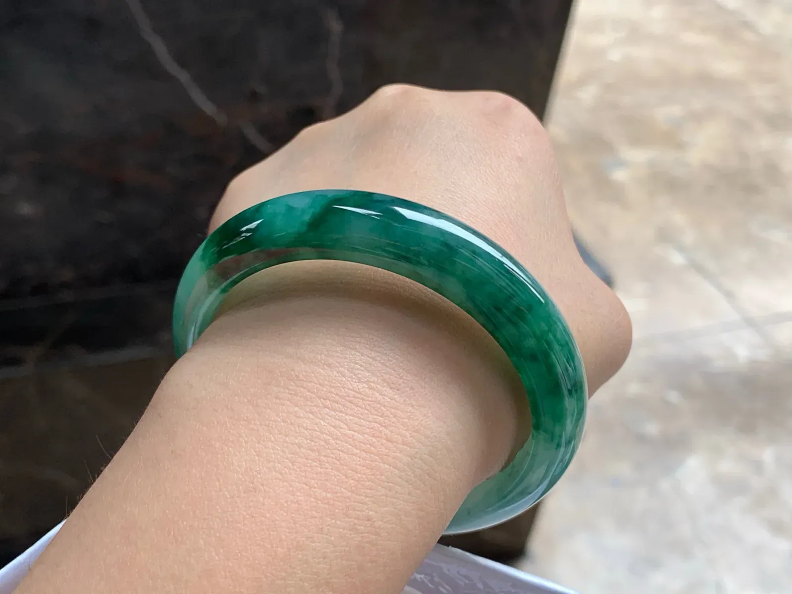 56.5-12.6-7.9

浓绿色手镯^_^颜色鲜艳 玉质温润