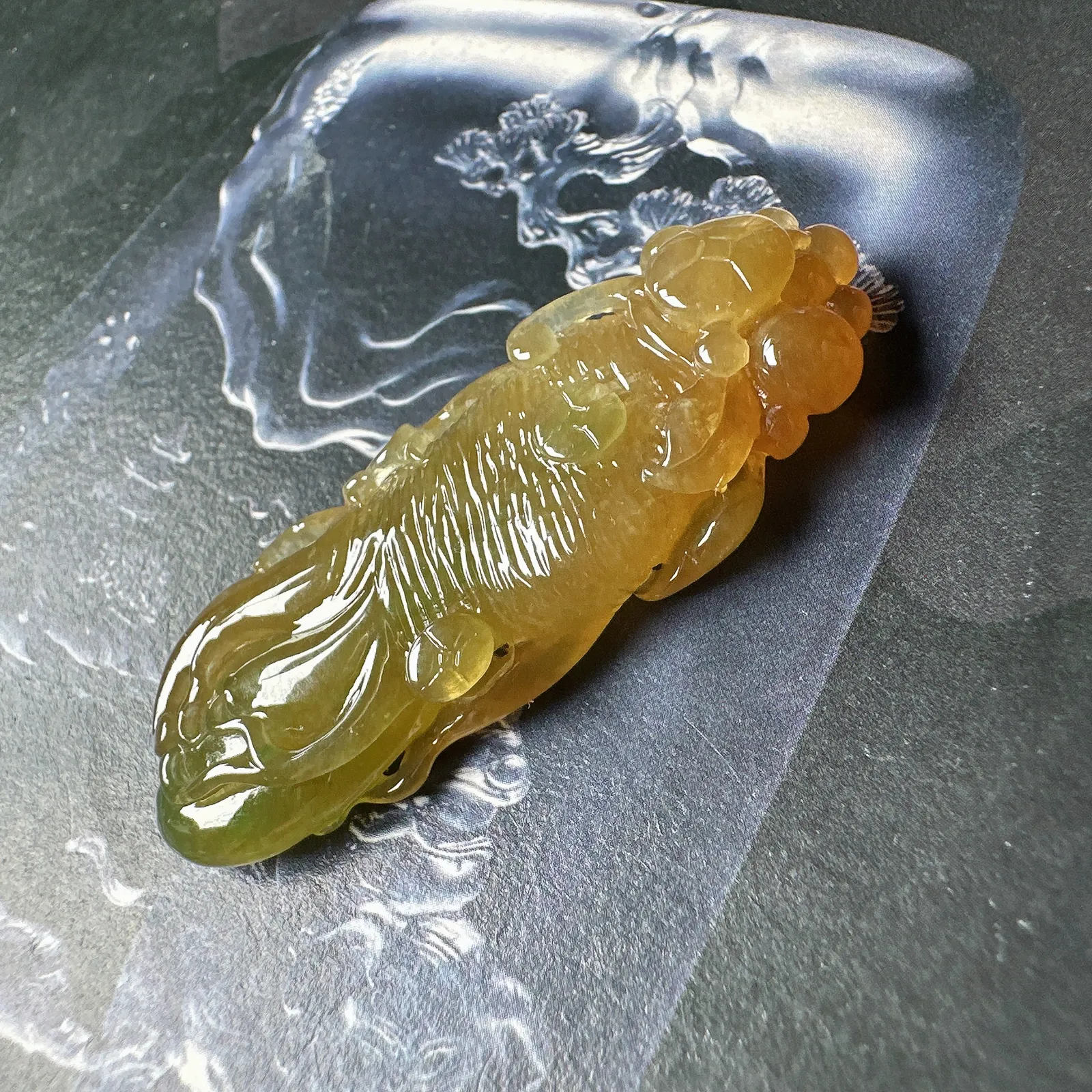 【人生如意】冰黄翡人参，种水上乘，看得见的冰透，飘绿色，有点黄加绿的味道，尺寸也够大，佩戴佳品，寓意吉祥。