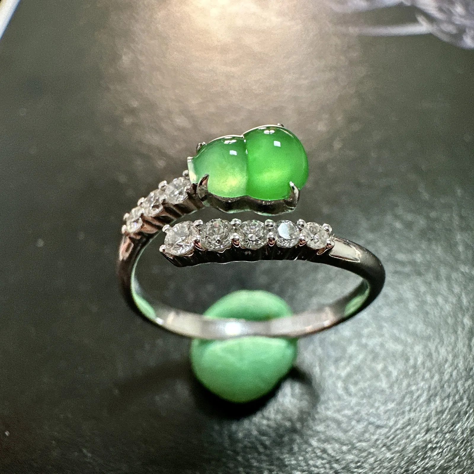 【冰种满绿葫芦戒指】种水色俱全，冰透闪亮，通透感饱满度很好，18k金钻豪华镶嵌，裸石尺寸6.5*5*