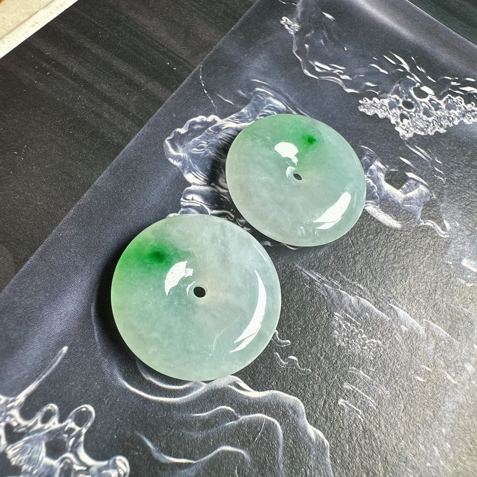 【平安扣】飘辣绿色点的平安扣一对，种水不错，颜色很正，光度很不错，性价比高，推荐入手。
