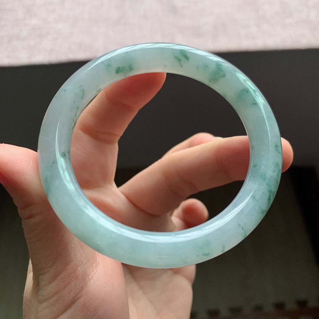 55-56圈口。自然光实拍，老坑冰糯飘花圆条翡翠手镯，尺寸:55.6-9.4mm，重量50.60g