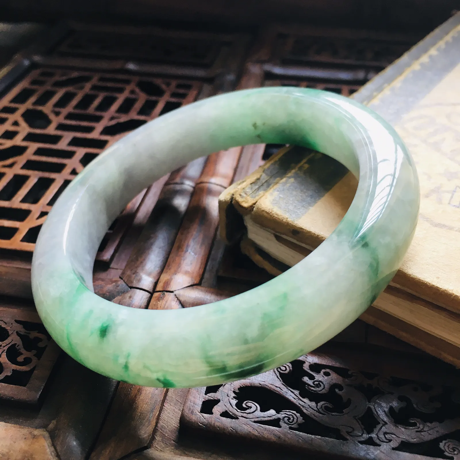 59圈口飘绿正圈手镯，版型正庄，水润带紫飘绿花，古朴韵味，自然光实拍，尺寸：59.6*13.2*10（毫米）手工测量略有误差