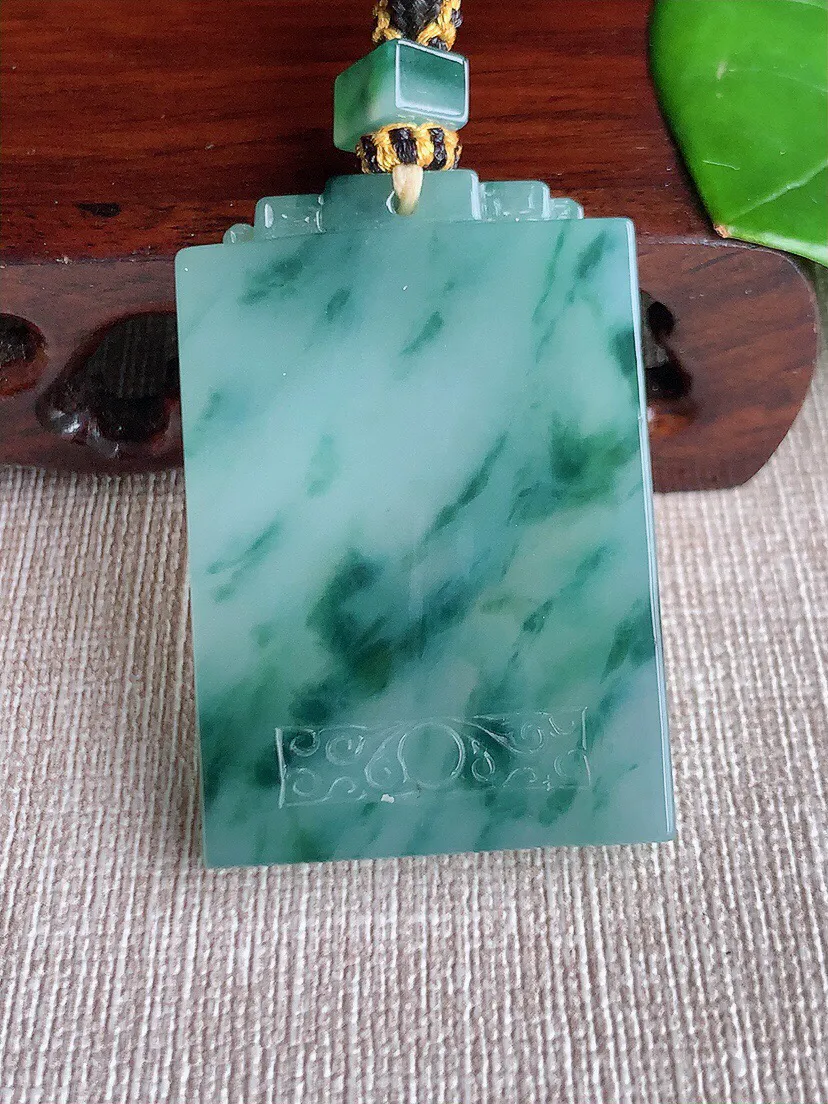 a货翡翠老坑冰种飘花无事牌吊坠 尺寸43.8×30×5.6mm 重量28.80g 0617