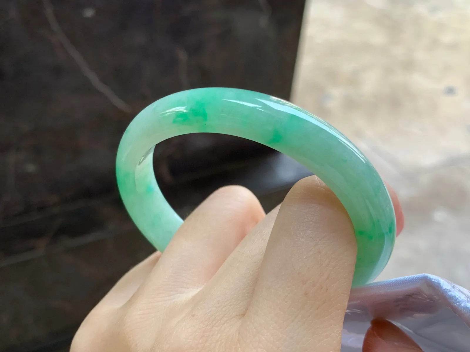 带色贵妃镯
尺寸：55.7-10.4-7.4mm
底子细腻干净～正圈52 53可以戴上手好看