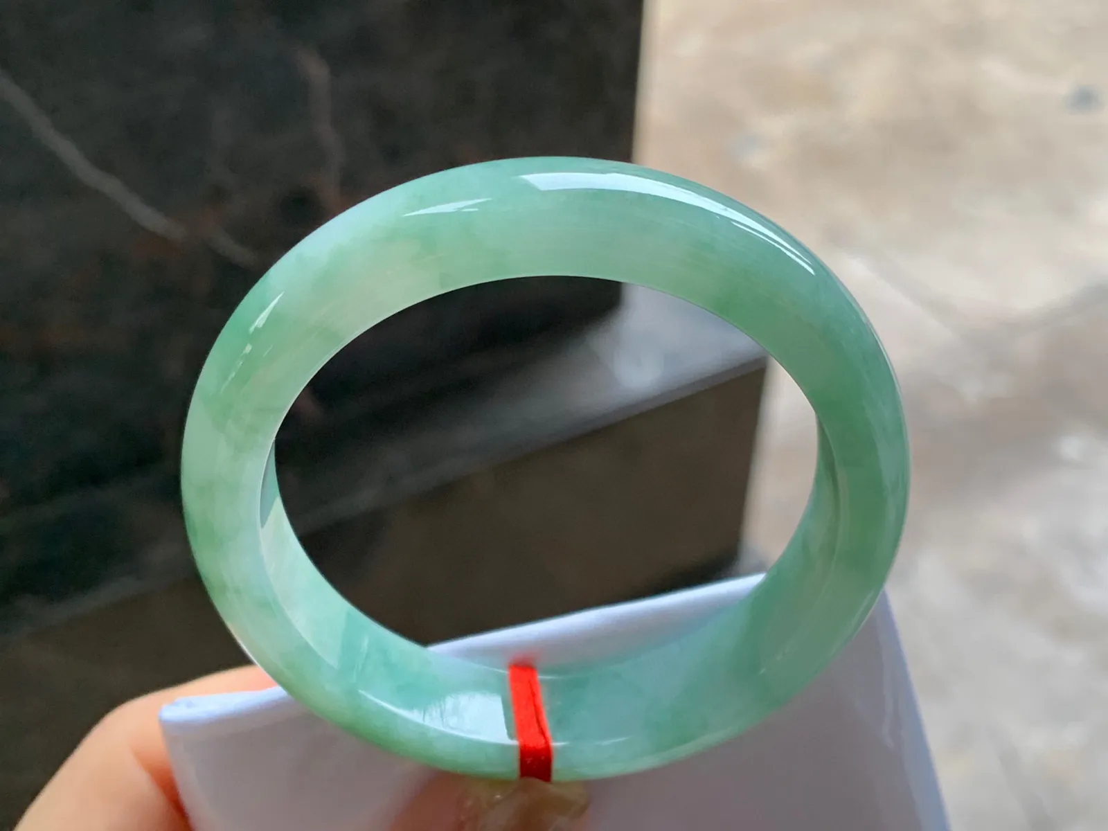 细糯手镯
尺寸：53.8-13-8mm
底子细腻干净～很耐看的料子