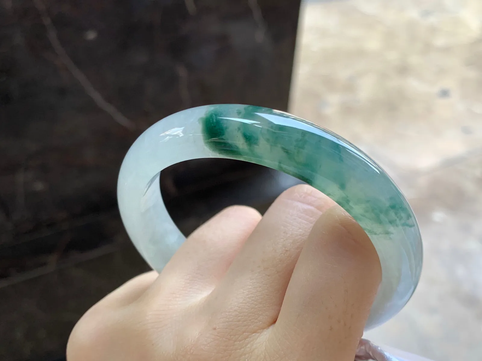 飘花手镯
尺寸：59.2-12.5-7.8mm
种水好 大圈口 飘花点缀