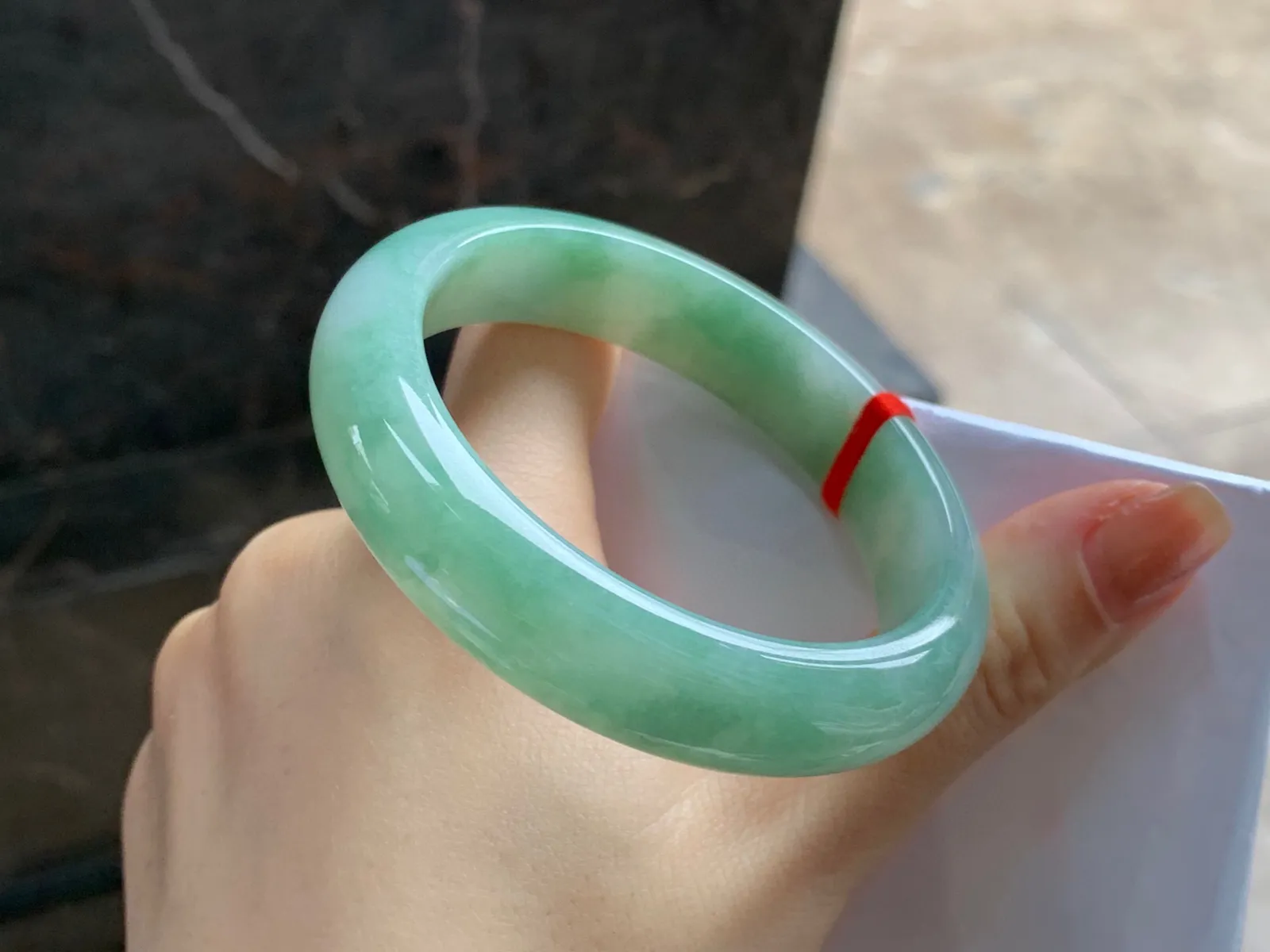 细糯手镯
尺寸：53.8-13-8mm
底子细腻干净～很耐看的料子