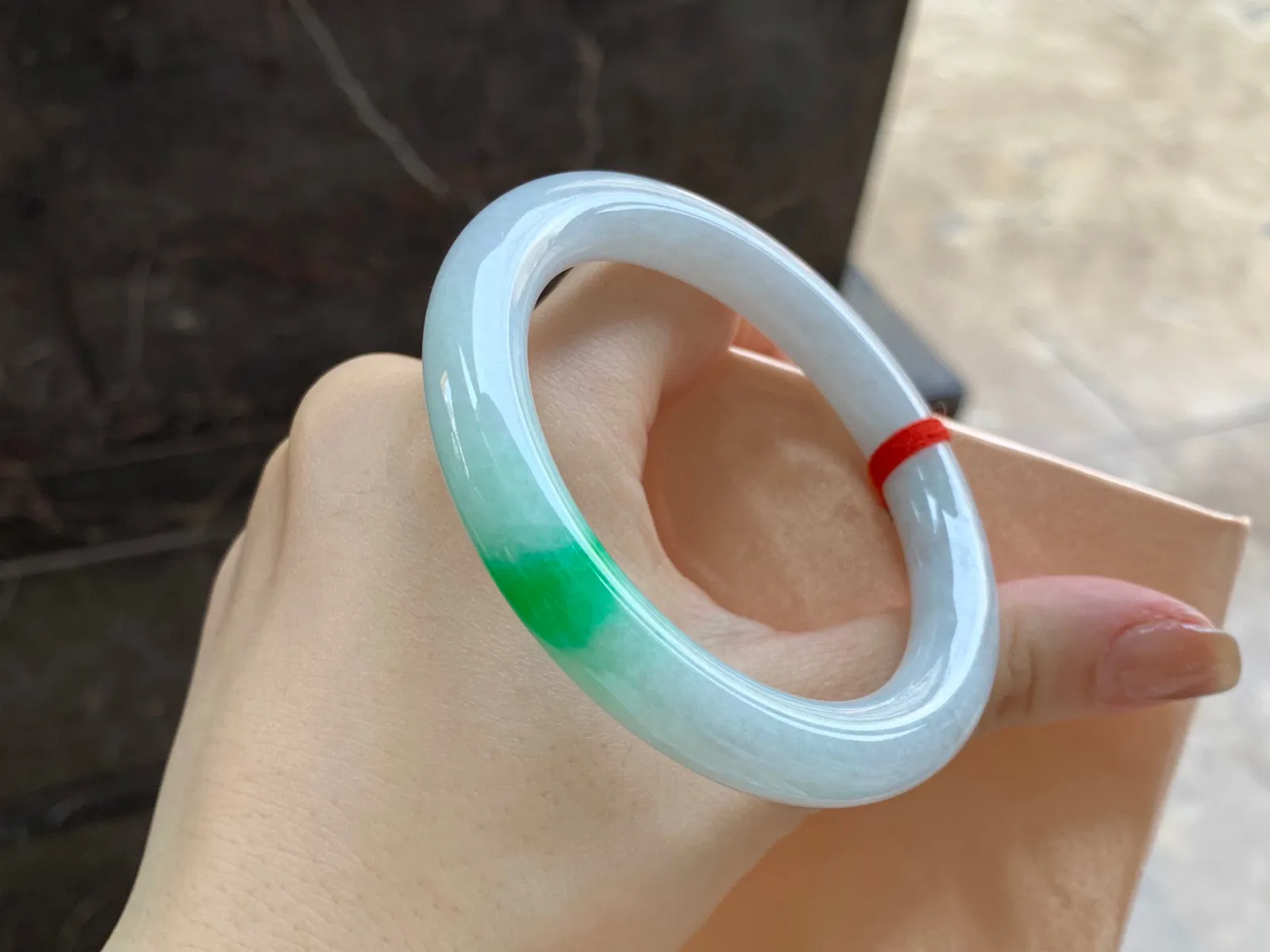 带色圆条手镯
尺寸：53.7-9.2mm
底子细腻～绿色点缀上手好看