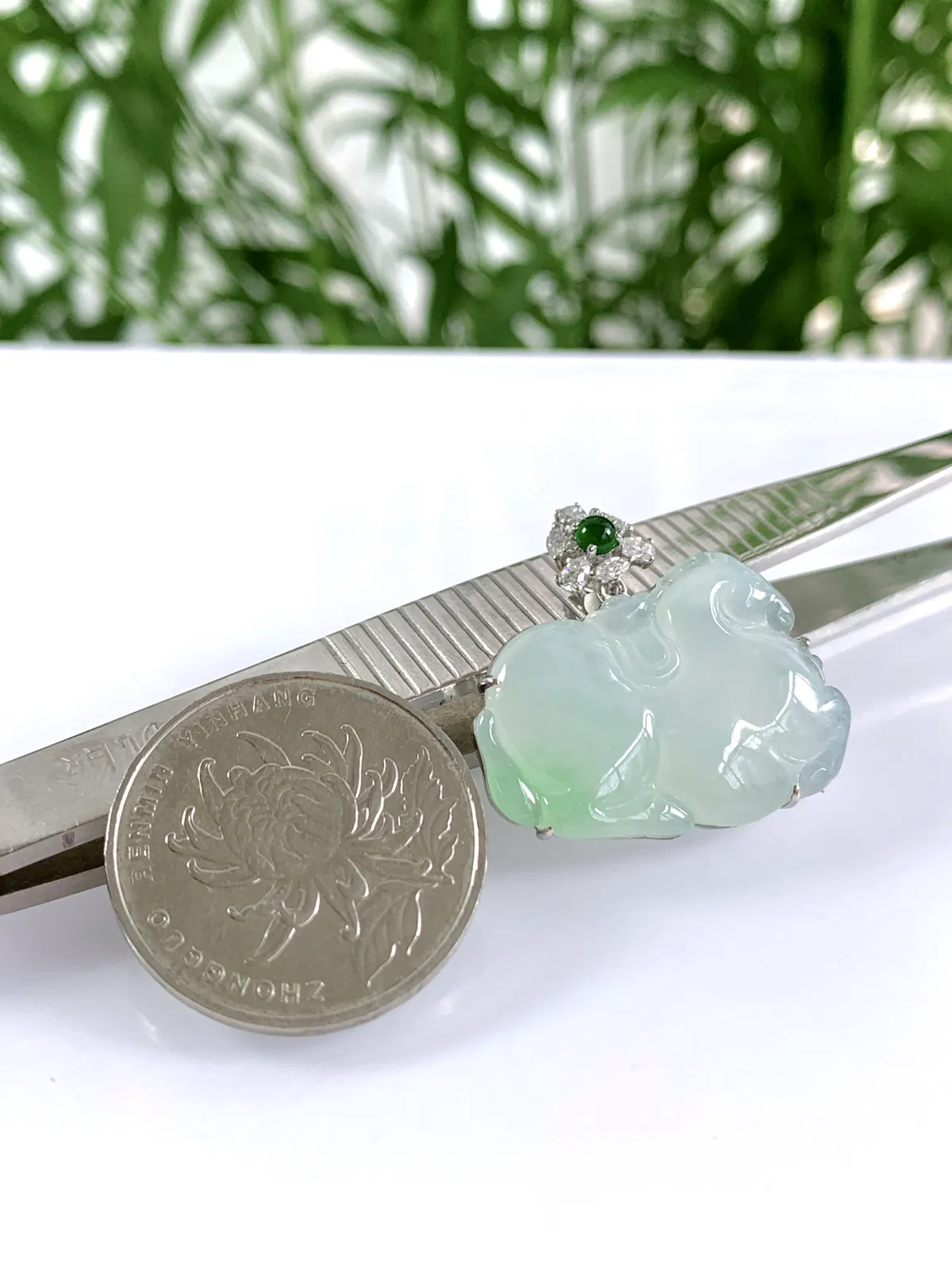 缅甸天然翡翠A货，18K金豪华镶嵌冰种起胶略飘绿唐马-生肖马吊坠挂件，尺寸：整体28.5/25.8/5.8mm，祼石28.5/21mm重量：5.82g
