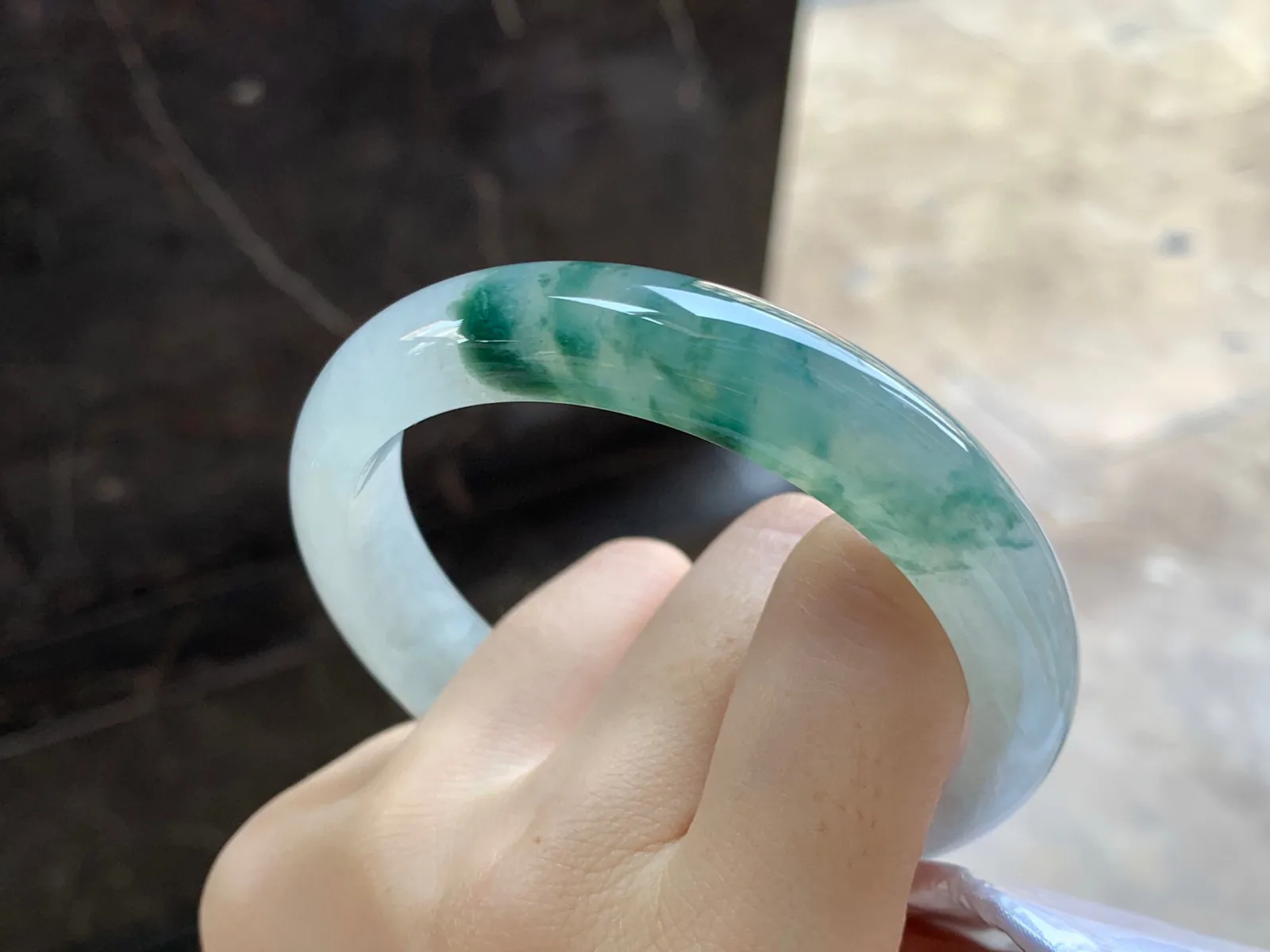 飘花手镯
尺寸：59.2-12.5-7.8mm
种水好 大圈口 飘花点缀