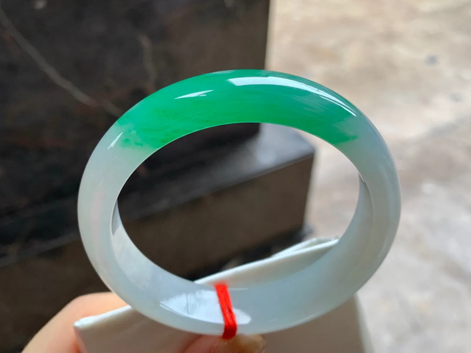 阳绿色手镯
尺寸：55.8-13-8mm
底子细腻～一段绿色漂亮