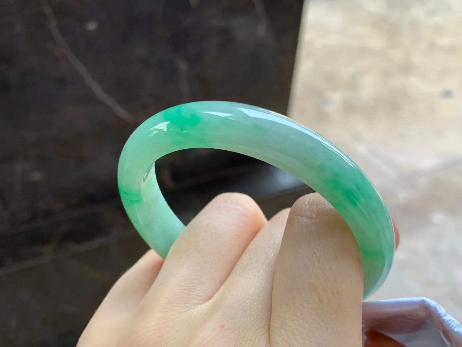 带色贵妃镯
尺寸：55.7-10.4-7.4mm
底子细腻干净～正圈52 53可以戴上手好看