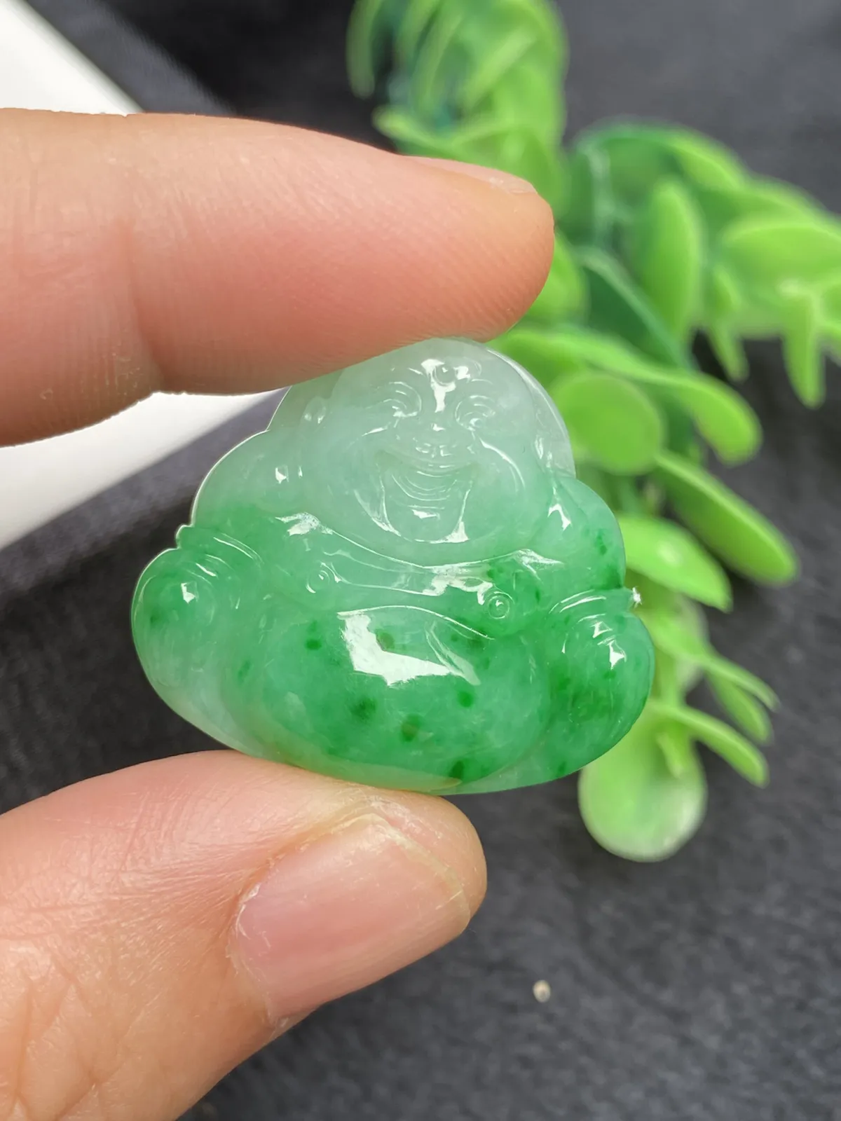 推荐【阳绿佛公】色阳色辣，肚里藏金，水润，细腻，种老，无纹裂，品相佳，25*28.5*7