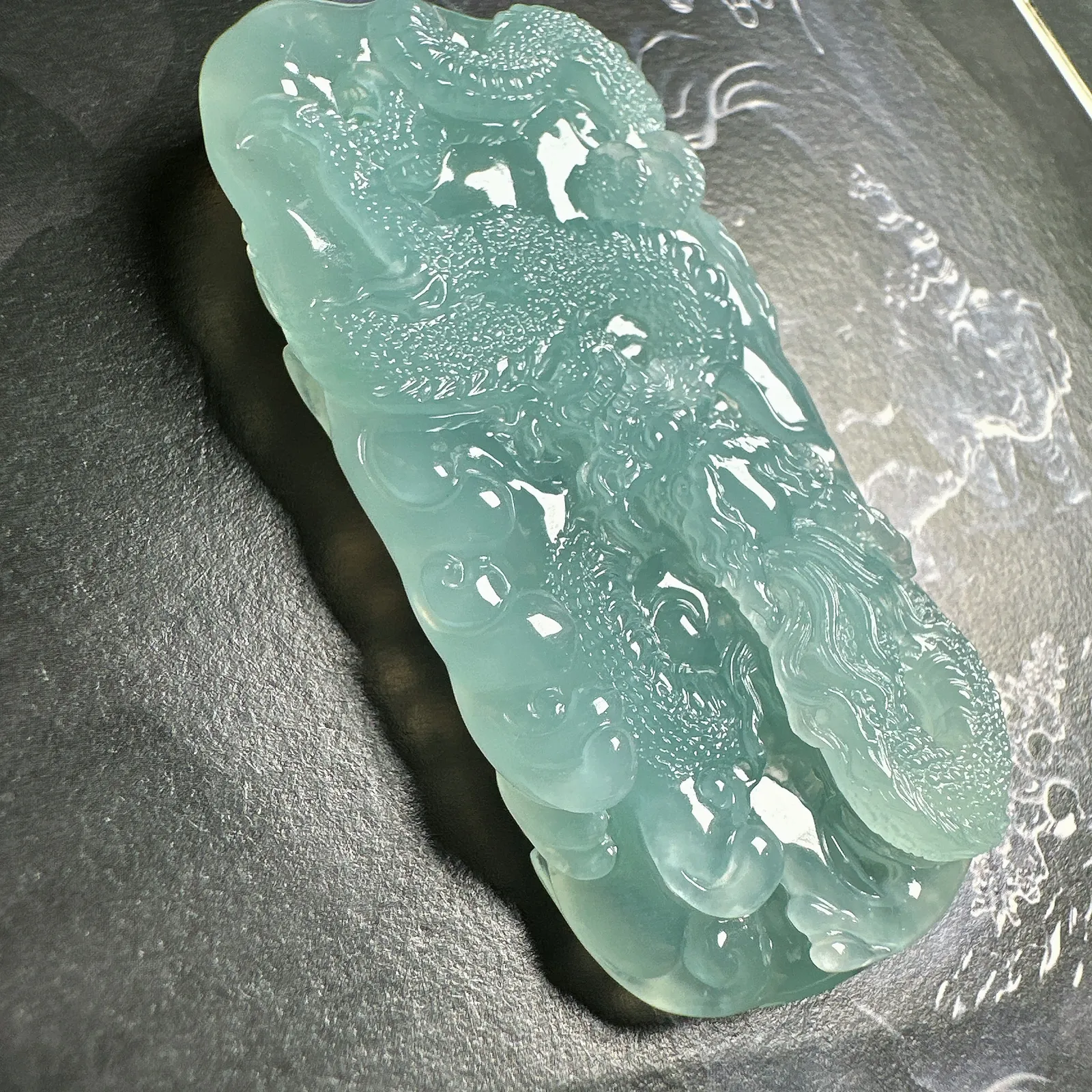 【龙牌】天空蓝、芙蓉底立体大龙牌，质地细腻纯净，色泽清新亮丽，冰感很好，雕工细腻威猛。