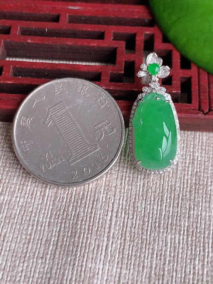 a货翡翠老坑冰种18K金伴钻镶嵌满绿福瓜吊坠 尺寸26.7×11×8裸石16×9mm 重量2.87g 0617