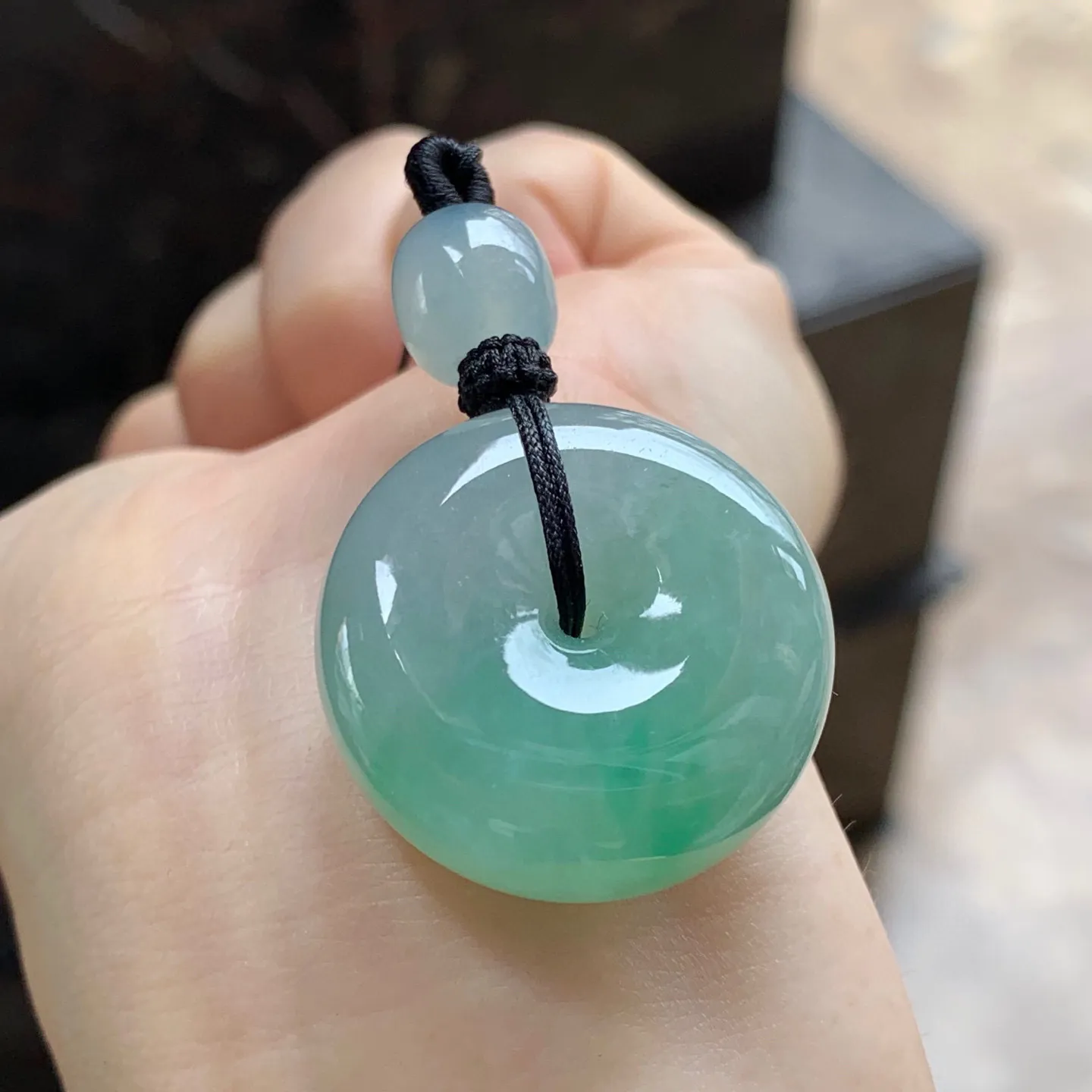 晴水怀古平安扣
厚实饱满，佩戴大气