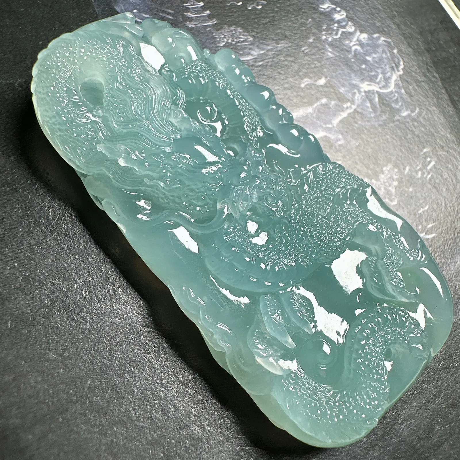 【龙牌】天空蓝、芙蓉底立体大龙牌，质地细腻纯净，色泽清新亮丽，冰感很好，雕工细腻威猛。