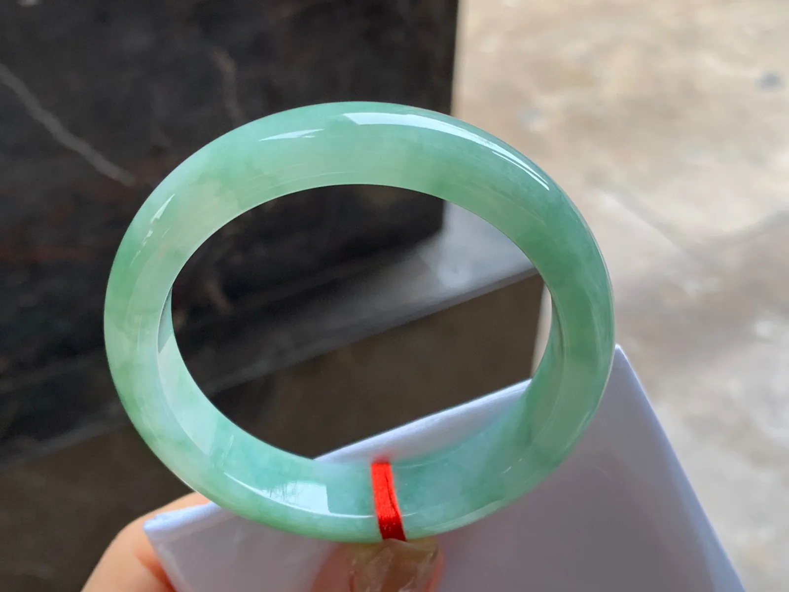 细糯手镯
尺寸：53.8-13-8mm
底子细腻干净～很耐看的料子