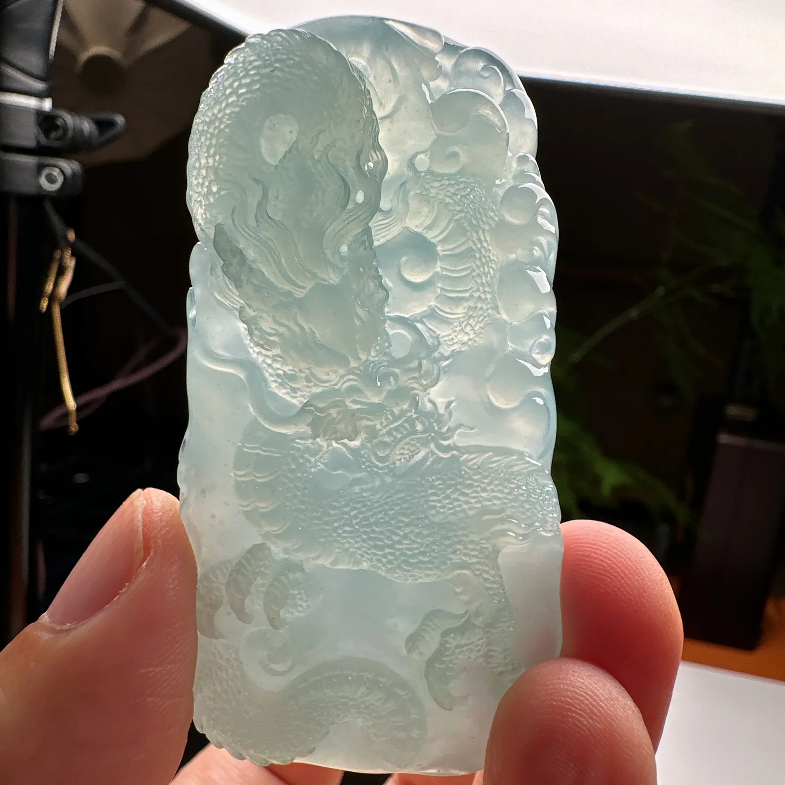【龙牌】天空蓝、芙蓉底立体大龙牌，质地细腻纯净，色泽清新亮丽，冰感很好，雕工细腻威猛。
