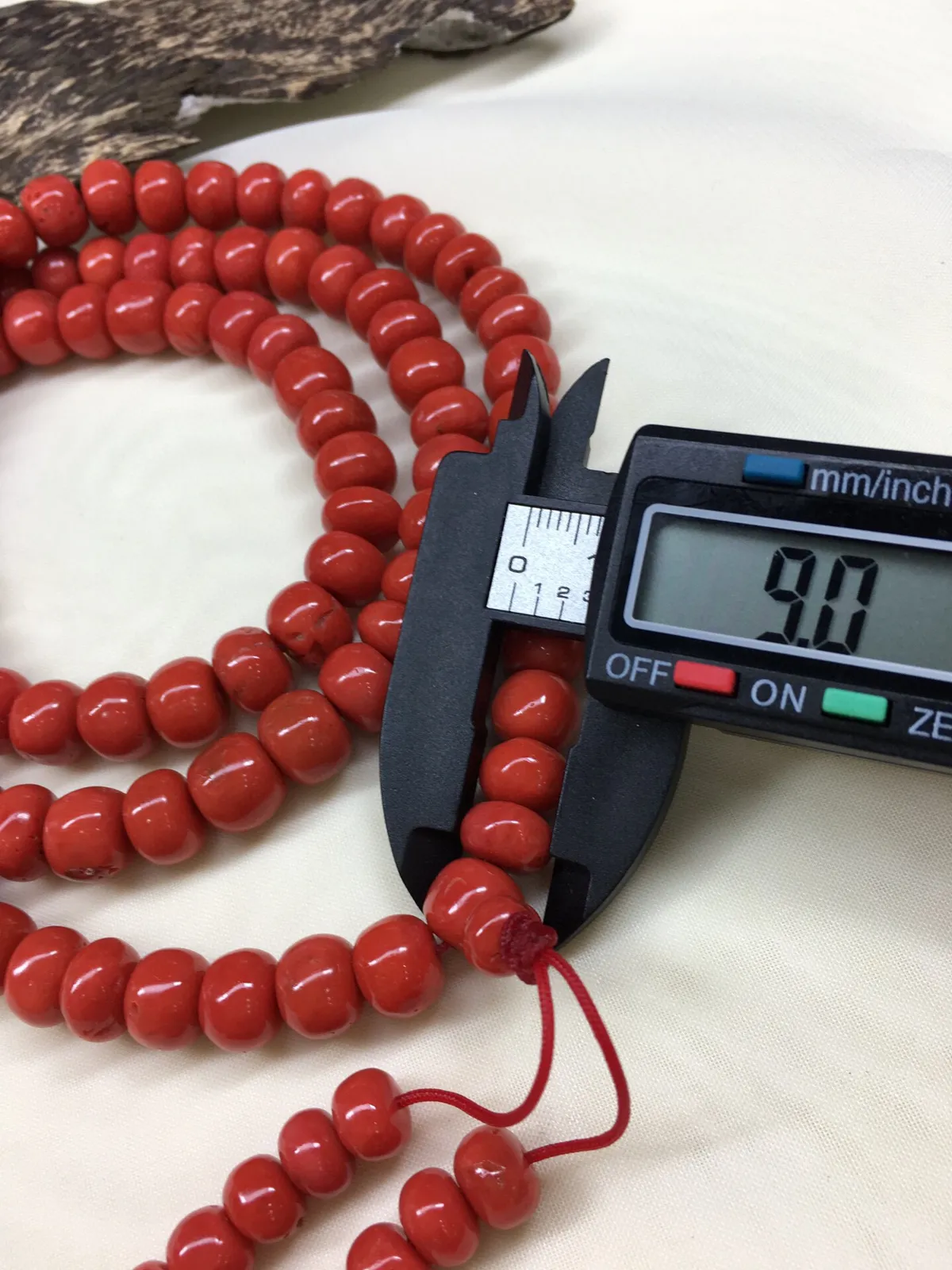 【天然橘红珊瑚9.6mm鼓珠108佛珠链】天然无添加无优化，意大利产地，沙丁材料，橘红色，裸石尺寸约为9.6-9mm，重量为107.21克。珊瑚自古被佛教视为珍宝，深海里千年生长的有生命宝石，有灵性，气场强大，佩戴者更有佛性，更有佛缘！材料限制有天然虫眼。可忽略不计。