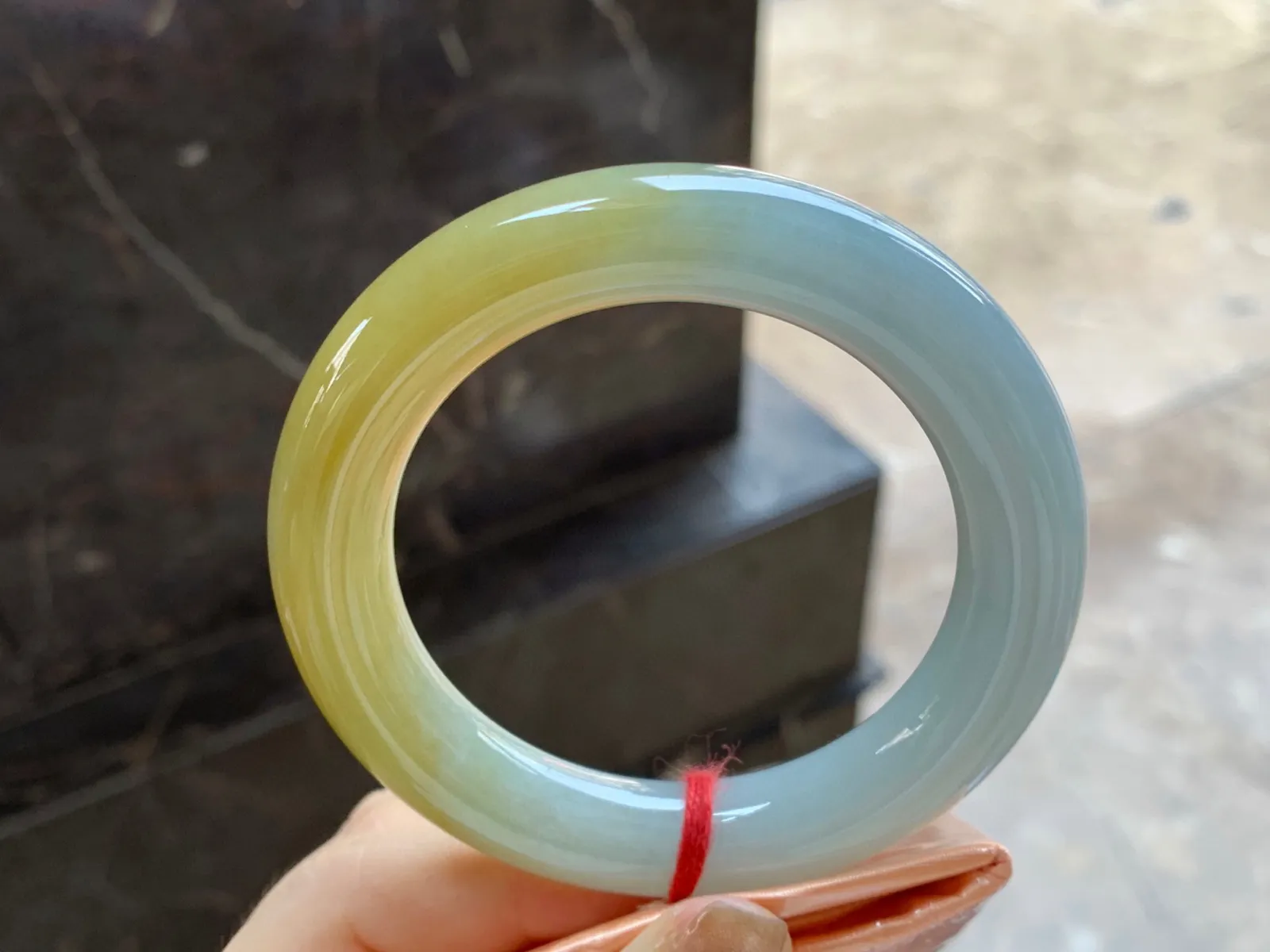 黄翡圆条手镯
尺寸：54.6-11.7mm
料子细腻水润～小清新上手好看