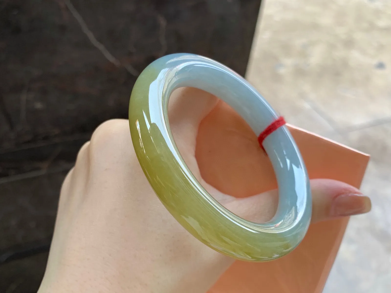 黄翡圆条手镯
尺寸：54.6-11.7mm
料子细腻水润～小清新上手好看