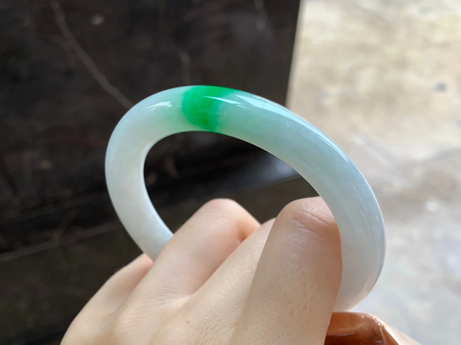 带色圆条手镯
尺寸：53.7-9.2mm
底子细腻～绿色点缀上手好看