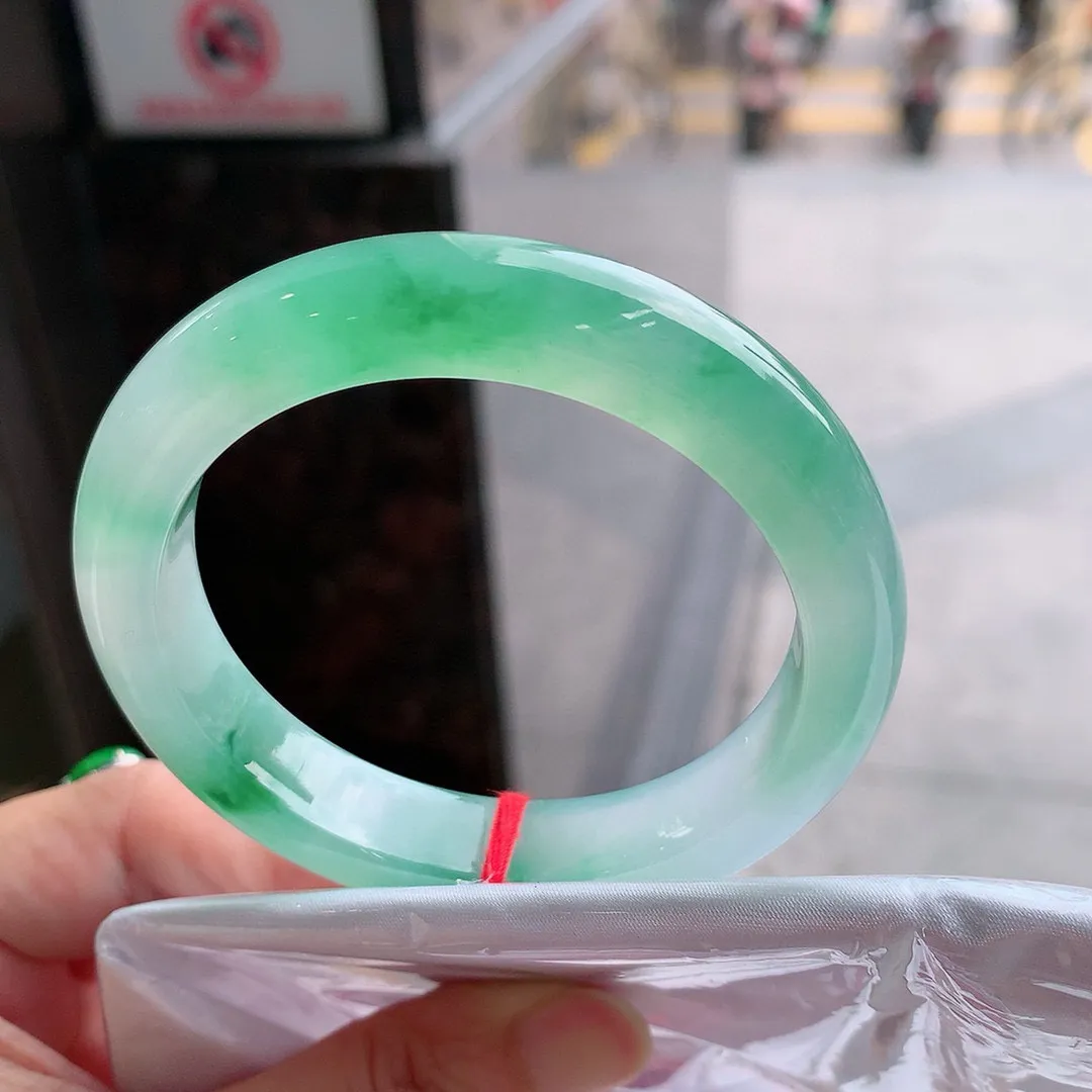 正圈冰玻阳绿 无瑕 尺寸:54.5/12.1/9.2 种色俱佳️️