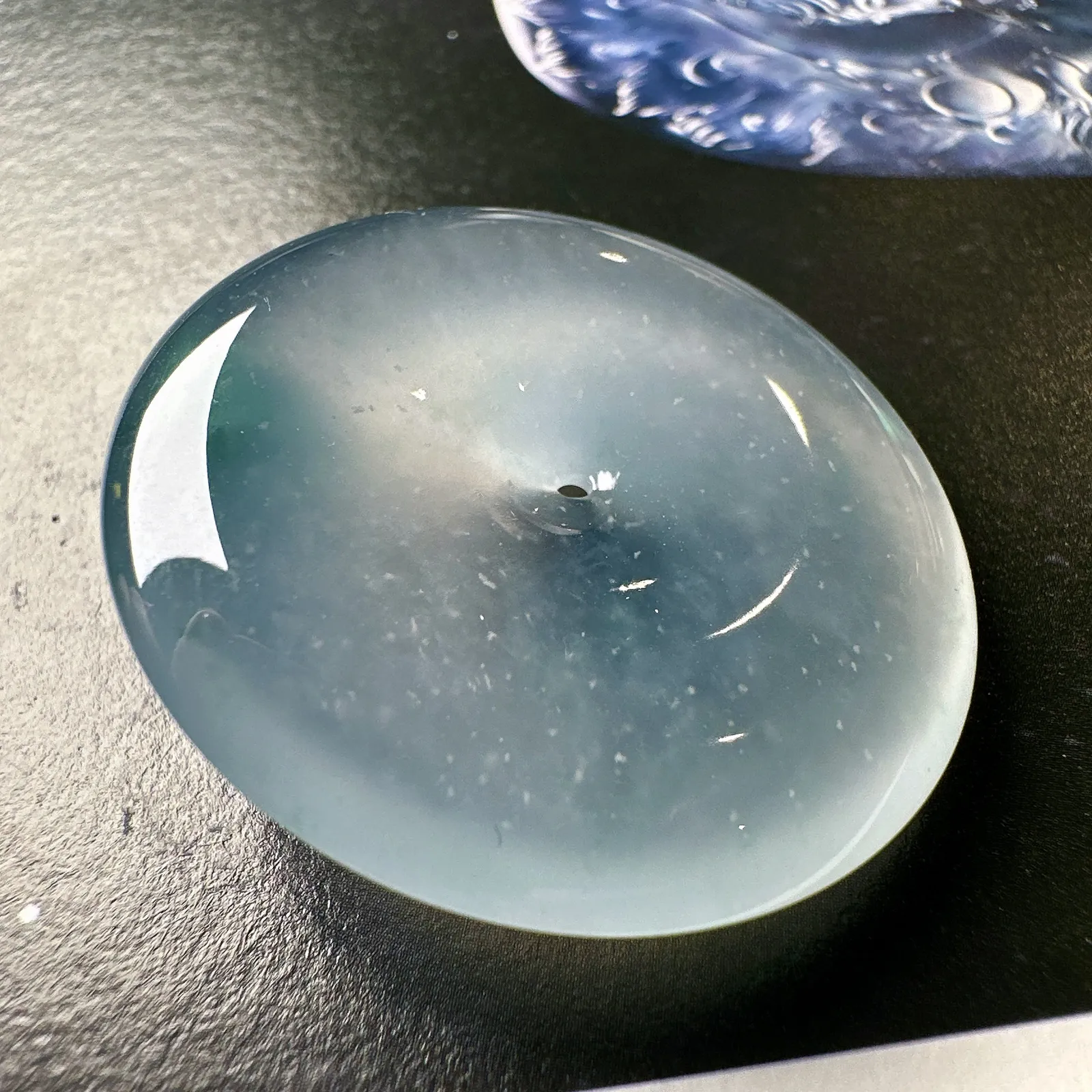 【冰种平安扣】老坑木那雪花棉，质地非常细腻，冰润十足，种老冰透，荧光闪耀