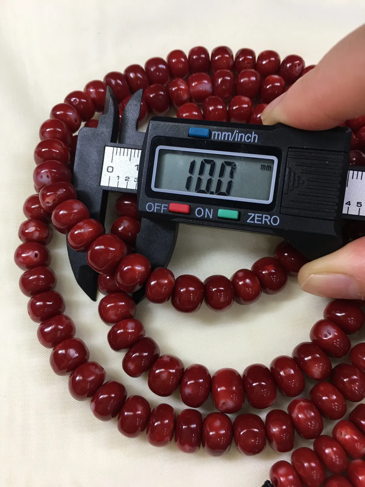 【天然日本阿卡牛血红珊瑚10mm鼓珠108佛珠链】项链手链两用款！天然无添加无优化，日本产地，阿卡材料，牛血红颜色。光泽柔润透亮，直径10-9.6mm，重量123.83克，材料限制裸石有阿卡标志性白芯眼。珊瑚本为佛教珍宝，来自深海千年生长，有生长纹，属于有机宝石，气场强大。