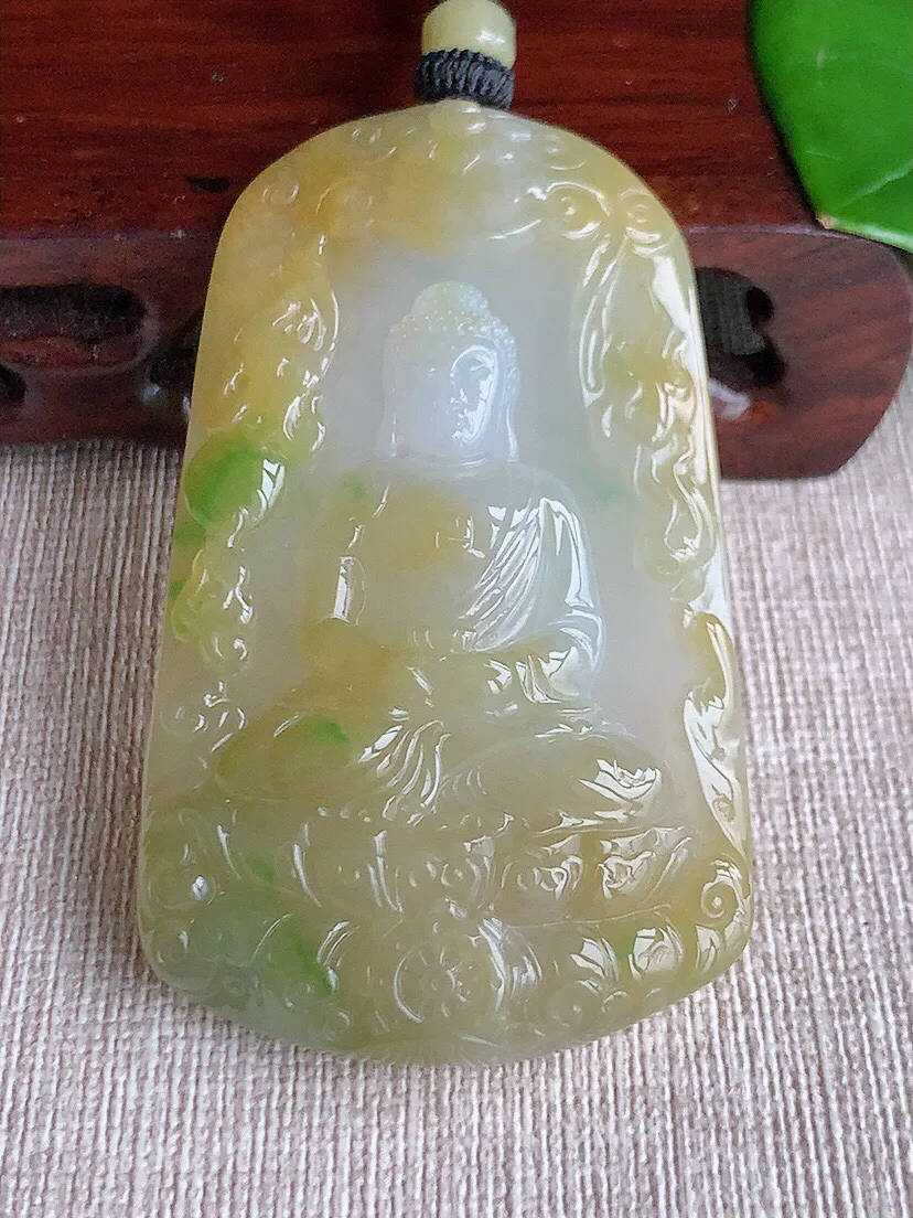 a货翡翠老坑冰种黄加绿双彩大日如来吊坠 尺寸63.6×38×8.3mm 重量42.83g 0617