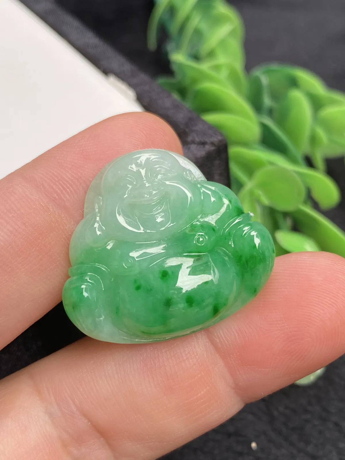 推荐【阳绿佛公】色阳色辣，肚里藏金，水润，细腻，种老，无纹裂，品相佳，25*28.5*7