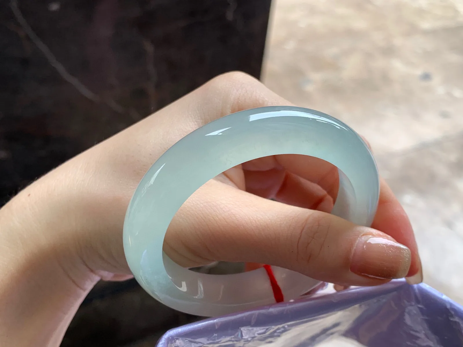 冰晴水手镯
尺寸：53.6-12.3-9.2mm
种水好 甜甜的很漂亮的料子